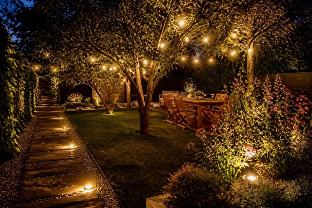 découvrez comment éclairer votre jardin efficacement avec des solutions solaires, basse tension et des ambiances lumineuses pour créer un espace extérieur chaleureux et sécurisé.