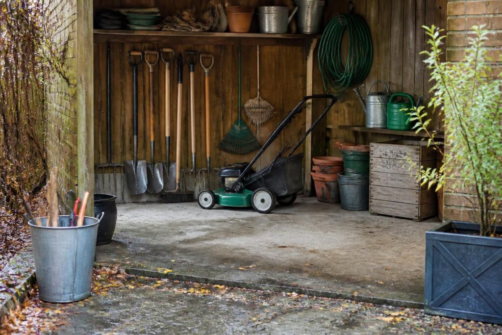 découvrez nos conseils pour bien hiverner votre matériel de jardin : tondeuse, outils et système d'arrosage, afin de les protéger et garantir leur longévité.